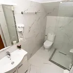 3 Diamonds Pensionat Omaraj